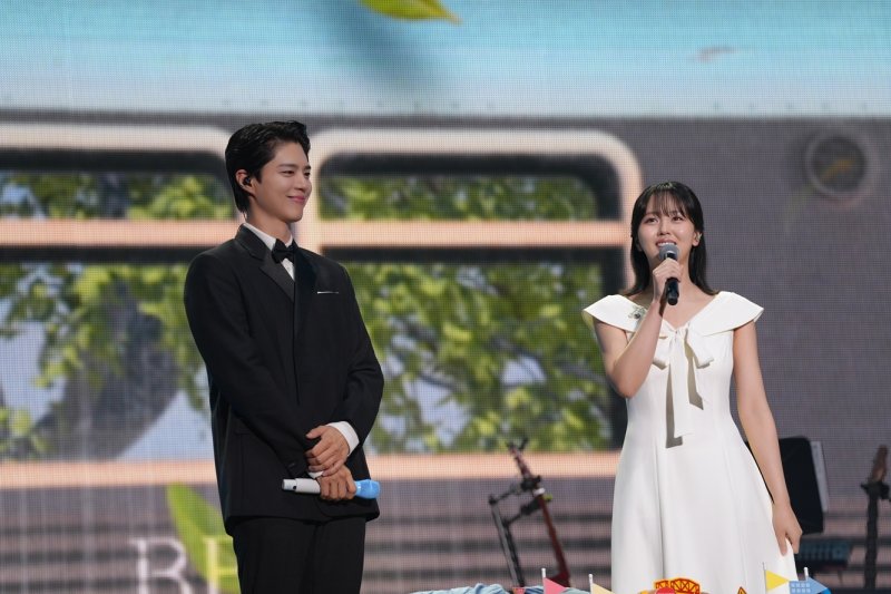 박보검, 日 단독 팬미팅 2만명 참석 속 성료…김소현·이상이 깜짝 등장 '의리'