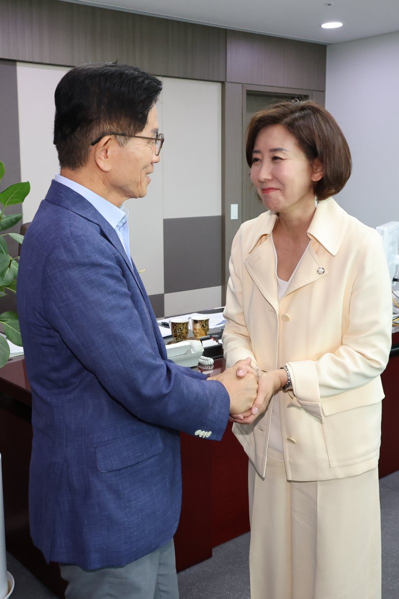 [서울=뉴시스] 조성봉 기자 = 바카라사이트 가입 국민의힘 당대표 예비후보가 29일 서울 여의도 국회 의원회관에서 나경원 의원과 악수하고 있다.(공동취재)2025.07.29. photo@newsis.com