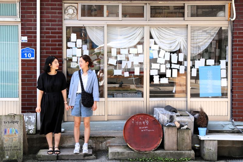 가가책방을 찾은 여행객들이 책방 입구에서 사진을 찍고 있다.