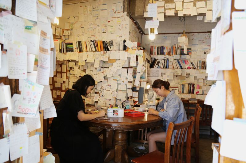 가가책방에 남겨진 메모를 읽는 여행객들. 한국관광공사 제공