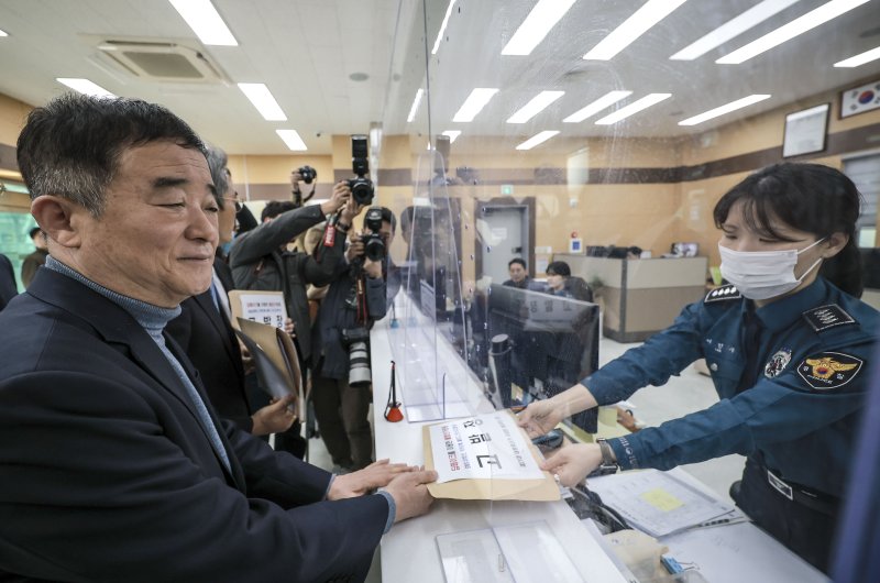 [서울=뉴시스] 정병혁 기자 = 강득구 더불어민주당 이재명 대통령선거 예비후보 선거대책위원회 현안대응TF단장을 비롯한 소속 의원들이 16일 서울 종로구 서울경찰청에 딥페이크 영상 유포자 고발장 접수를 하고 있다. 2025.04.16. jhope@newsis.com