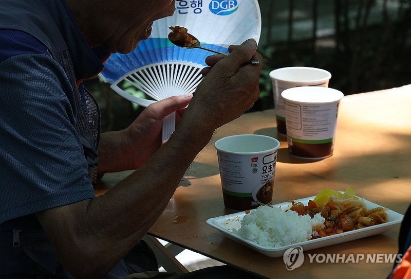 부채 들고 식사하는 어르신 (출처=연합뉴스)