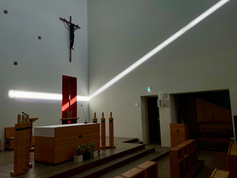 늦은 오후 경당 제단 뒤쪽으로 한줄기 햇살이 비추고 있다.