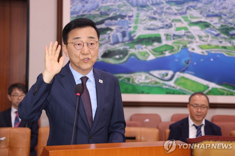 선서하는 김윤덕 국토교통부 장관 후보자 (출처=연합뉴스)
