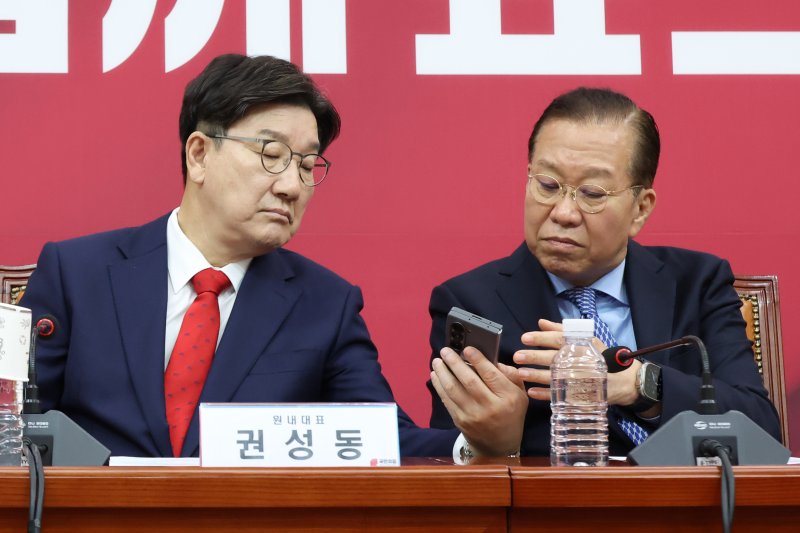 [서울=뉴시스] 조성우 기자 = 권영세(오른쪽) 국민의힘 비대위원장과 권성동 원내대표가 8일 오전 서울 여의도 국회에서 열린 비상대책위원회의에서 휴대전화를 보고 있다. 2025.05.08. xconfind@newsis.com