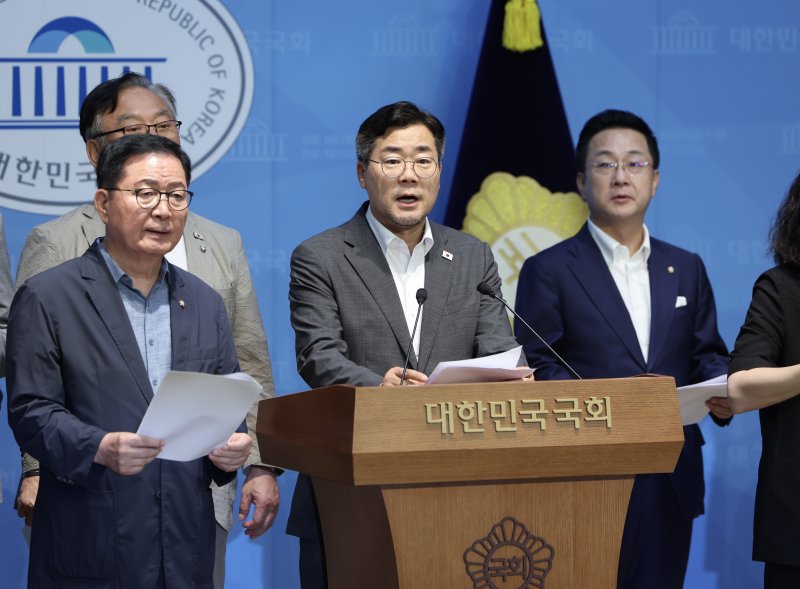 [서울=뉴시스] 김명년 기자 = 박찬대 더불어민주당 당대표 후보가 29일 오전 서울 여의도 국회 소통관에서 기자회견을 열고 '당대표가 된다면 지난 대선 국민의힘의 후보 교체 사태와 관련해 권영세·권성동·이양수 의원을 고발하겠다'고 밝히고 있다. 2025.07.29. kmn@newsis.com