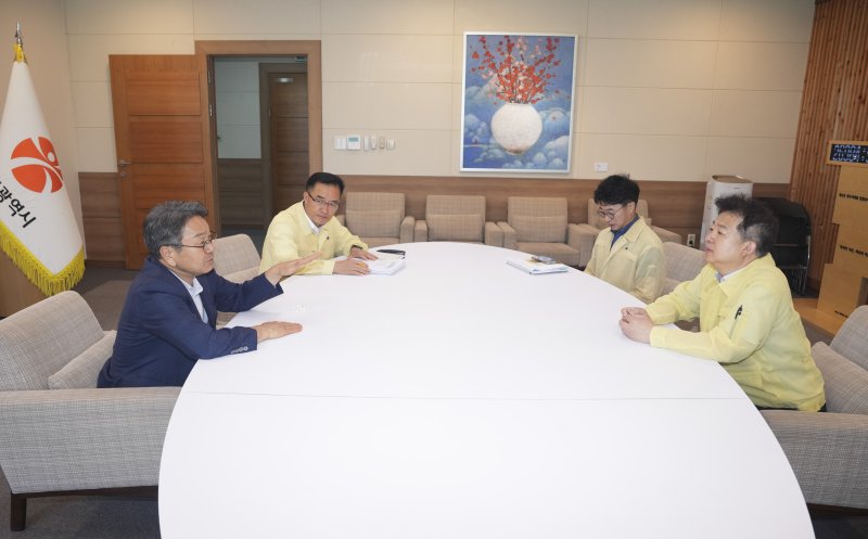 강기정 광주시장이 29일 시청 접견실에서 김용균 행정안전부 안전정책실장과 이선무 중앙합동조사단 광주반장(행안부 농축산해양재난대응과장)을 만나 광주시 피해지역의 신속한 특별재난지역 지정과 국고 지원 필요성을 강조하고 있다.(광주시 제공. 재판매 및 DB 금지) 2025.7.29/뉴스1
