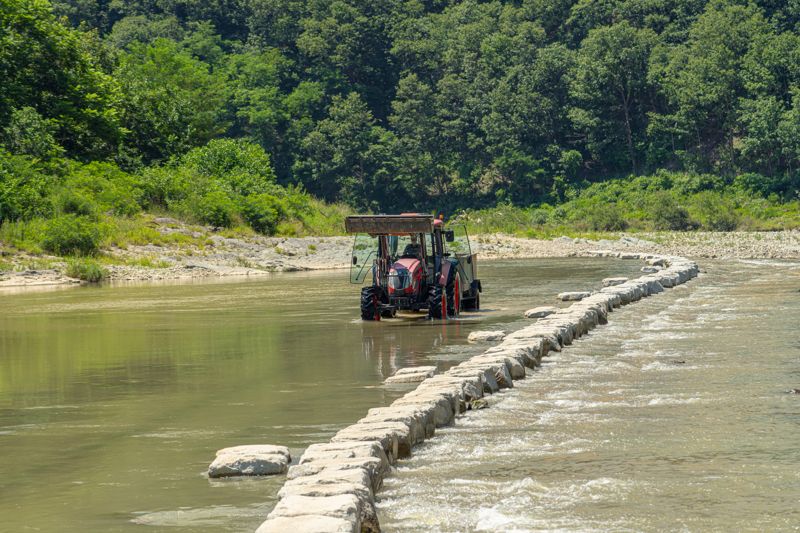 방문객을 마중 나오는 맹개마을 트랙터