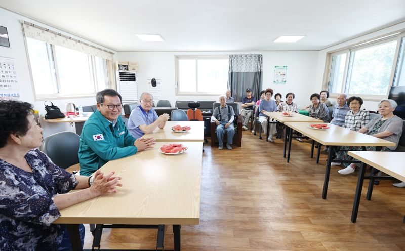 김홍규 강릉시장일 29일 지역내 무더위 쉼터를 방문해 어르신들의 안부를 살피며 폭염 대응 현장을 점검했다. 강릉시 제공