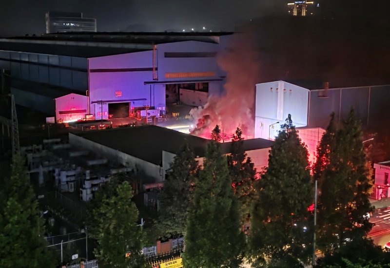 [영암=뉴시스] 지난 28일 오후 11시22분께 전남 영암군 대불일반산업단지 HD현대삼호 내 1호사 변전소에서 불이 나 소방 당국이 진화 작업을 벌이고 있다. 이 불로 인명피해는 없는 것으로 파악됐지만 전력 공급이 끊겨 당분간 조업 차질도 예상된다. (사진 = 독자 제공) 2025.07.29. photo@newsis.com