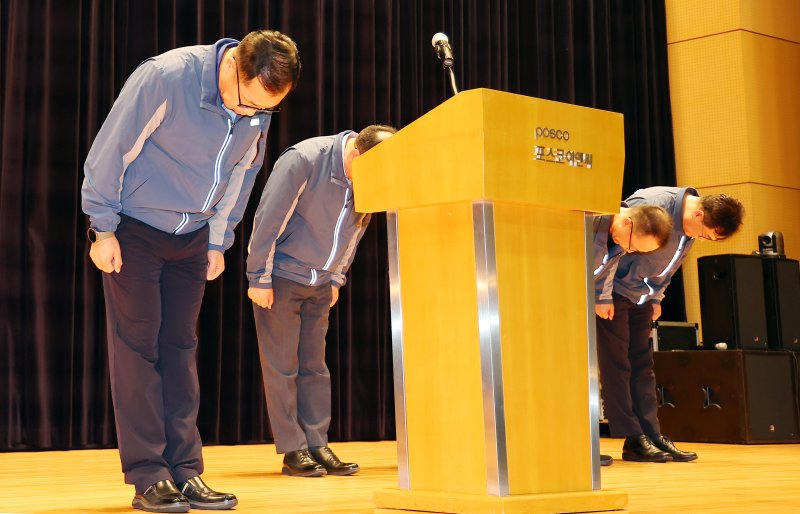 정희민 포스코이앤씨 사장이 지난달 29일 인천 송도 본사에서 연이은 현장 사망사고와 관련한 담화문 발표에 앞서 관계자들과 사과 인사하고 있다. 이재명 대통령은 이날 오전 국무회의 모두발언을 통해 올해 포스코이앤씨 현장에서 연이은 산업재해 사고로 노동자들이 숨진 사실을 언급하며 질타했다. 연합뉴스