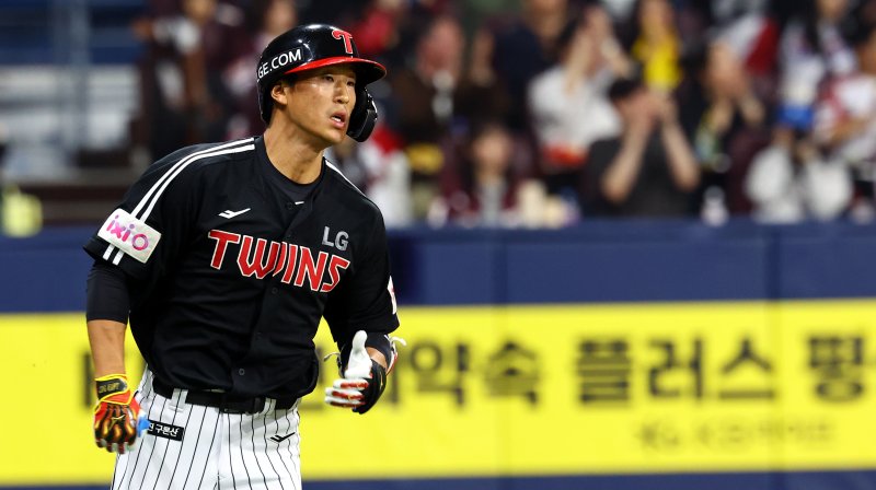 [서울=뉴시스] 박주성 기자 = 10일 오후 서울 구로구 고척스카이돔에서 열린 프로야구 2025 KBO리그 안전한 바카라사이트 트윈스 대 키움 히어로즈의 경기, 3회초 원아웃 주자 만루에서 안전한 바카라사이트 송찬의가 1타점 적시타를 치고 있다. 2025.04.10. park7691@newsis.com