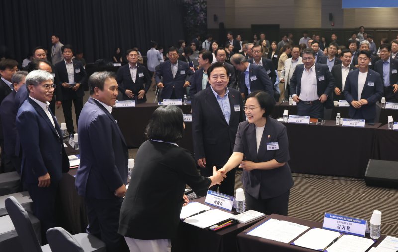 한성숙, 中企 만나 "민생 활력 찾는게 급선무"