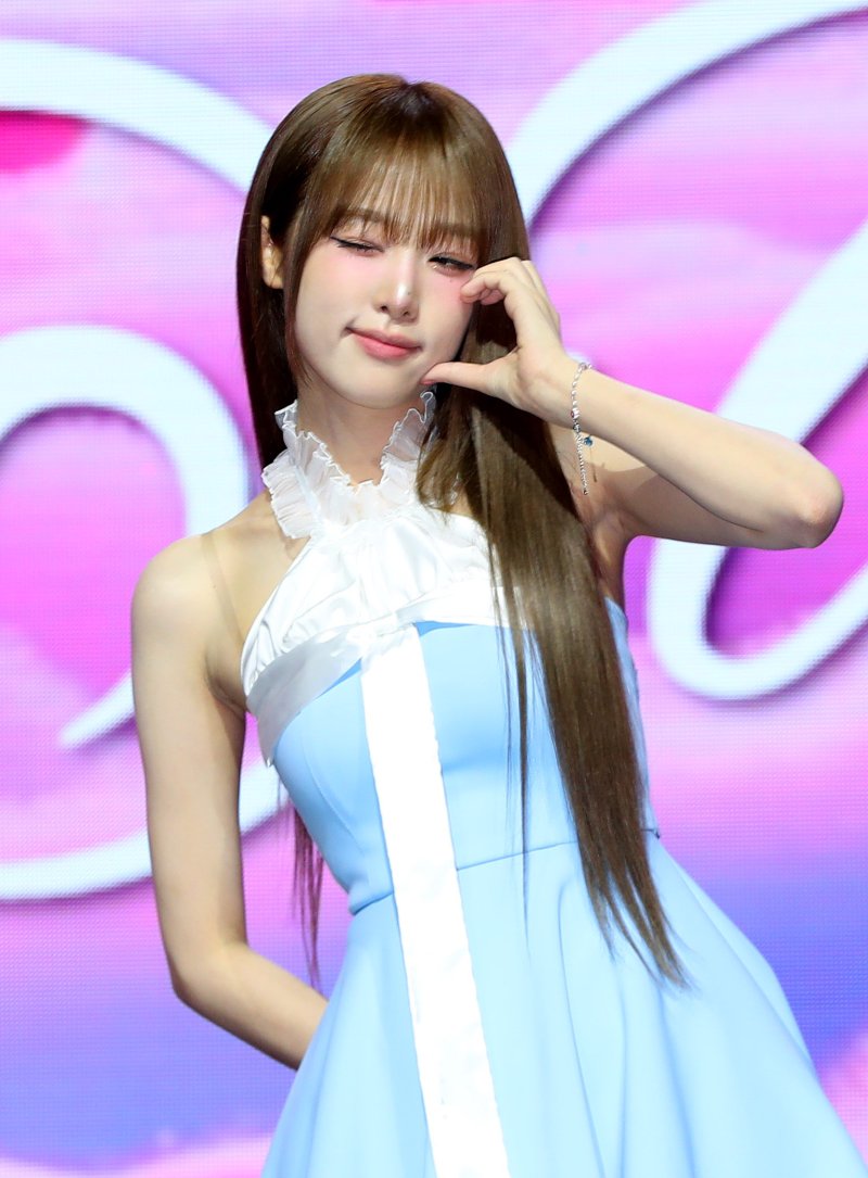 최예나, '예나코어' 가득한 블루밍 윙즈로 컴백 [뉴시스Pic]