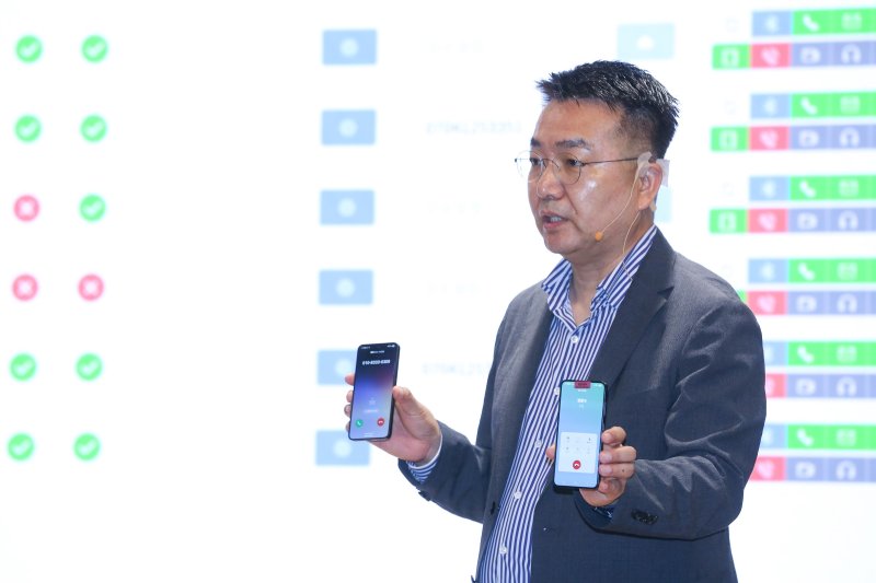 홍관희 LG유플러스 정보보안센터장이 29일 서울 용산사옥에서 열린 보안 전략 간담회에서 악성 앱을 통한 발신번호 조작을 시연하고 있다. LG유플러스 제공