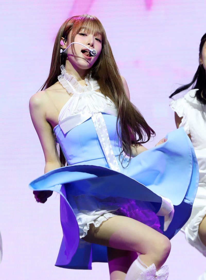 최예나, '예나코어' 가득한 블루밍 윙즈로 컴백 [뉴시스Pic]