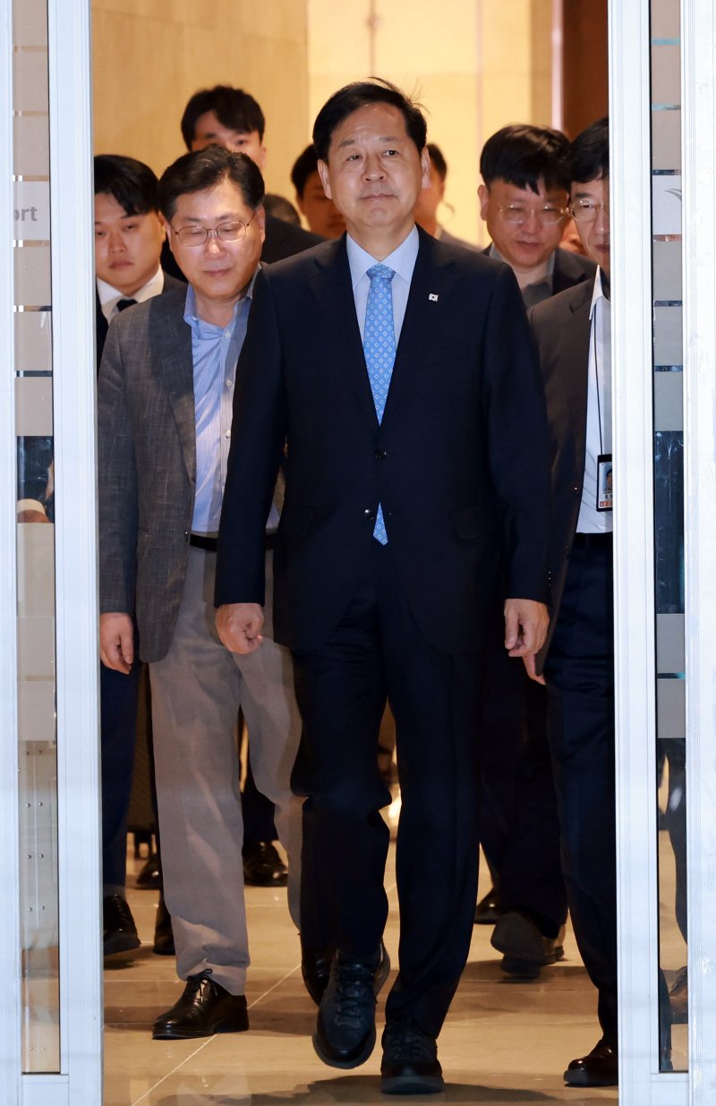 미국으로 향하는 구윤철 스콧 베선트 미국 재무장관을 만나기 위해 미국으로 떠나는 구윤철 경제부총리 겸 기획재정부 장관이 29일 인천국제공항 제2여객터미널 귀빈실에서 나오고 있다. 구 부총리와 베선트 장관은 오는 31일 미국 워싱턴DC에서 만나 양국 간 통상현안을 조율할 예정이다. 연합뉴스
