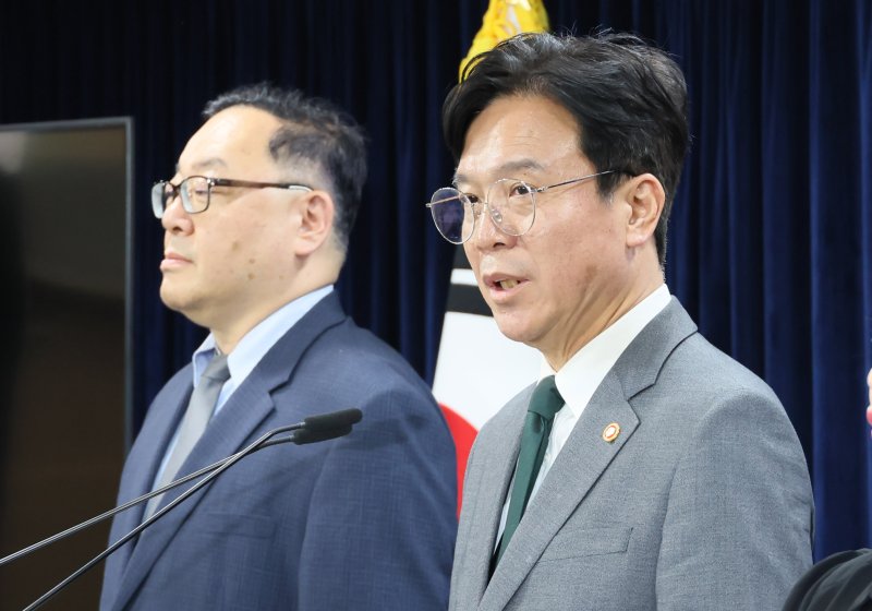 29일 서울 종로구 정부서울청사에서 김영훈 고용노동부 장관(오른쪽)이 노동조합 및 노동관계조정법 개정안(노란봉투법) 관련 브리핑을 하고 있다. 연합뉴스