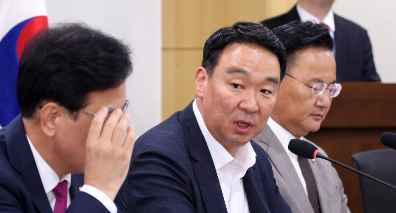 [서울=뉴시스] 김금보 기자 = 정희용 국회 농림축산식품해양수산위원회 국민의힘 간사가 24일 서울 여의도 국회 의원회관에서 열린 '한미 관세협상, 농축산물 시장개방 확대 검토 관련 농민단체 초청 긴급간담회'에서 발언을 하고 있다. 2025.07.24. kgb@newsis.com