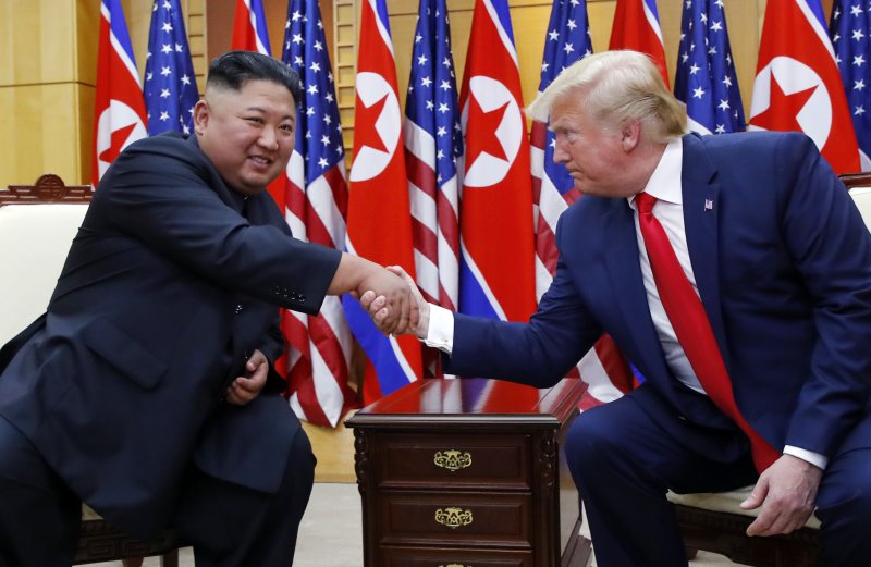 【판문점=뉴시스】박진희 기자 = 도널드 트럼프 미국 대통령과 김정은 북한 국무위원장이 2019년 6월30일 판문점 자유의 집에서 북-미 정상회담에 앞서 악수하고 있다. 2025.7.29. pak7130@newsis.com
