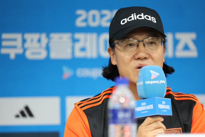 [수원=뉴시스] 황준선 기자 = 2025 쿠팡플레이 시리즈 팀 K리그의 김판곤 감독이 29일 오후 경기 수원시 수원월드컵 경기장에서 열린 기자회견에서 발언하고 있다. 팀 K리그는 오는 30일 수원월드컵경기장에서 잉글랜드 프로축구 프리미어리그(EPL) 뉴캐슬 유나이티드와 친선경기를 치른다. 2025.07.29. hwang@newsis.com