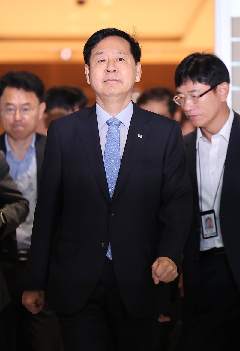 (인천공항=뉴스1) 김진환 기자 = 구윤철 경제부총리 겸 기획재정부 장관이 29일 오전 인천국제공항 제2터미널을 통해 미국으로 출국하고 있다. 구 부총리는 미국이 예고한 상호관세 25% 발효일(8월 1일) 하루 전날인 오는 31일(현지시간) 미국 워싱턴DC에서 스콧 베선트 미 재무장관과 만나 막판 한미 통상 협상 타결에 나선다. 2025.7.29/뉴스1 /사진=뉴스1화상