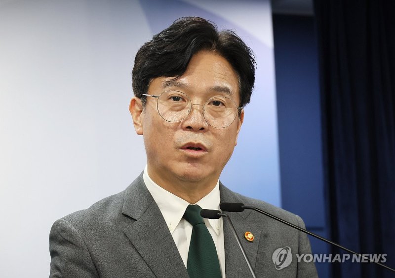 김영훈 장관, 노동조합 및 노동관계조정법 개정안 브리핑 (출처=연합뉴스)
