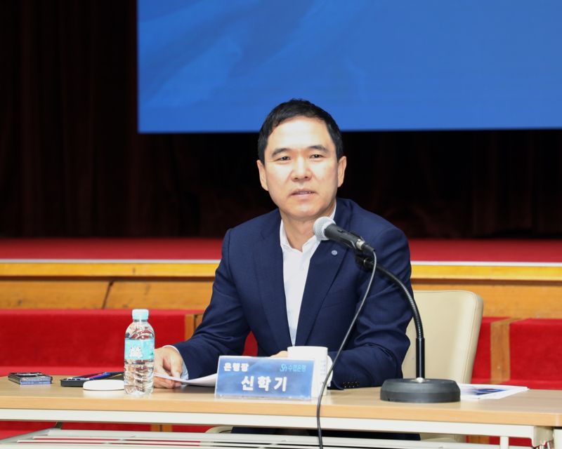 지난 25일 서울 송파구 수협은행 본사에서 ‘2025년 제3차 경영전략회의’에서 신학기 행장이 당부하고 있다. Sh수협은행