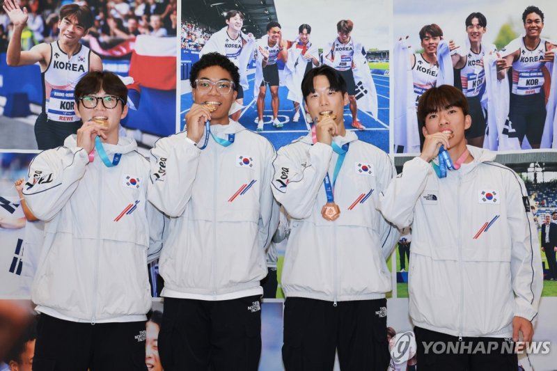포즈 취하는 하계U대회 육상 남자 계주 400m 대표팀 (출처=연합뉴스)