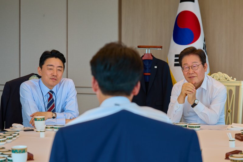 이재명 대통령이 28일 서울 용산 대통령실 청사에서 열린 오찬 주례보고회동에서 김민석 국무총리와 대화하고 있다. (대통령실 제공. 재판매 및 DB 금지) 2025.7.28/뉴스1 ⓒ News1 허경 기자