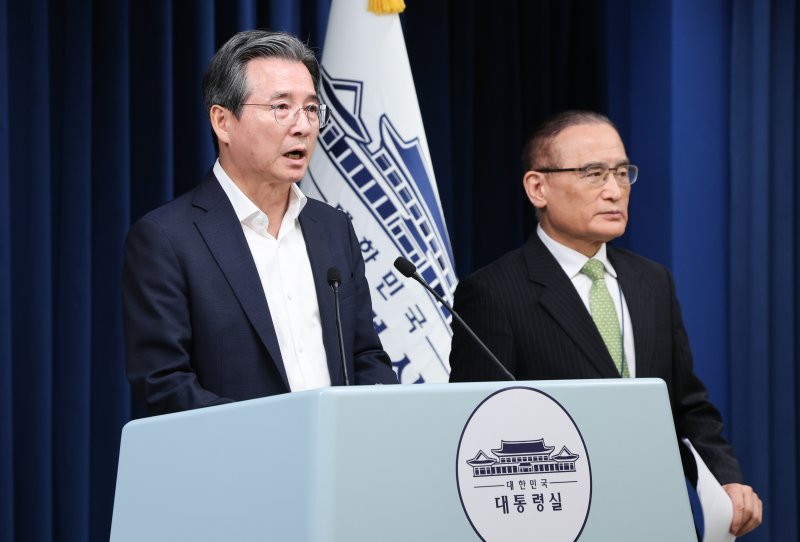 김용범 정책실장과 위성락 국가안보실장이 25일 서울 용산구 대통령실 청사에서 비서실장 주재 통상대책회의 관련 브리핑을 하고 있다. 2025.7.25/뉴스1 ⓒ News1 허경 기자