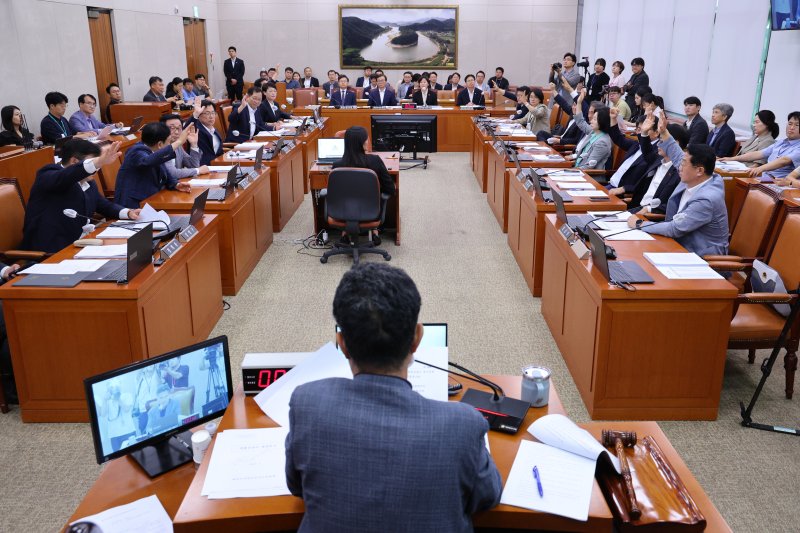 29일 오후 서울 여의도 국회에서 열린 농해수위 전체회의에서 의원들이 거수 표결하고 있다. 농해수위는 이날 양곡관리법과 농수산물 유통 및 가격안정법(농안법) 개정안을 통과시켰다. 2025.7.29/뉴스1 ⓒ News1 신웅수 기자