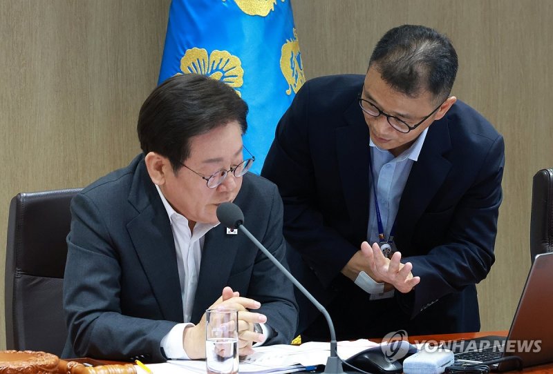 중대재해 법령자료 전달받는 이재명 대통령 (출처=연합뉴스)