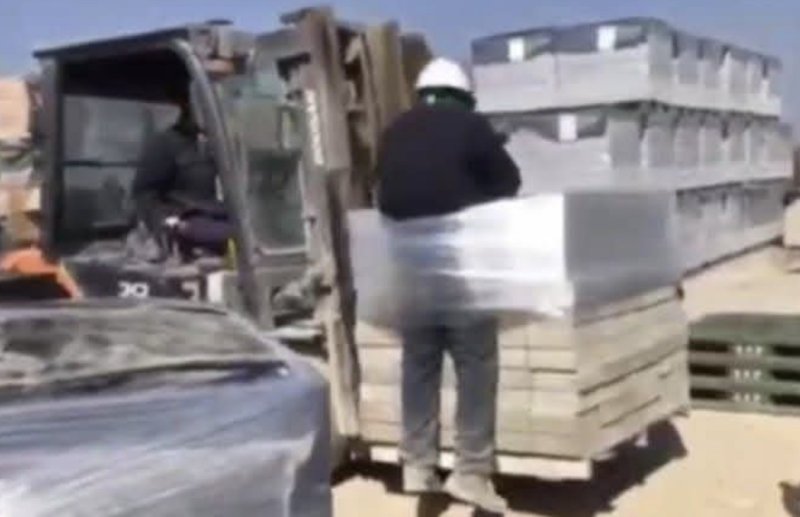 [서울=뉴시스] 전라남도 나주시의 한 벽돌 생산공장에서 스리랑카 출신 이주노동자가 지게차 화물에 묶인 채 들어올려지는 영상이 공개돼 논란이 일고 있다. (사진=전남이주노동자네트워크 제공) 2025.07.24 *재판매 및 DB 금지