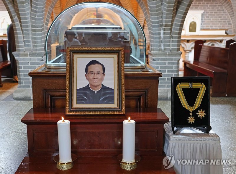 정부, 고 안충석 신부에 모란장 추서 (출처=연합뉴스)