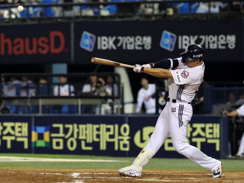 [서울=뉴시스] 배훈식 기자 = 24일 오후 서울 송파구 잠실야구장에서 열린 2025 신한 쏠뱅크 KBO리그 두산 베어스와 한화 이글스의 경기, 7회말 1시 1루 상황에서 두산 김재환이 역전 투런 홈런을 때리고 있다. 2025.07.24. dahora83@newsis.com