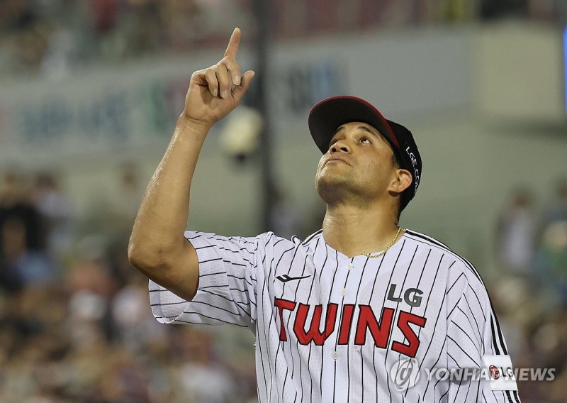 더그아웃 향하는 치리노스 (출처=연합뉴스)