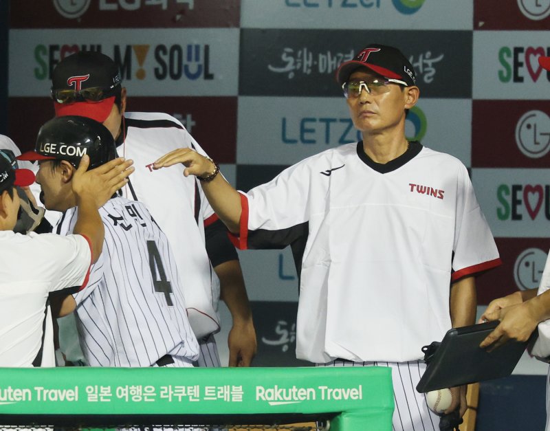 [서울=뉴시스] 김진아 기자 = 29일 서울 송파구 잠실야구장에서 열린 2025 KBO리그 kt wiz와 LG 트윈스의 경기, 5회말 1사 2루 문성주 1타점 적시타 때 홈으로 들어온 신민재를 염경엽 감독이 격려하고 있다. 2025.07.29. bluesoda@newsis.com