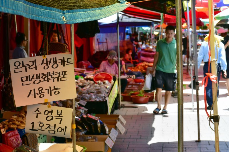 [광주=뉴시스] 이현행 기자 = 민생회복 소비쿠폰 지급 일주일을 맞는 28일 오후 광주 광산구 송정시장 한 상점에 '민생 회복구폰 사용 가능' 문구가 걸려 있다. 2025.07.28 lhh@newsis.com