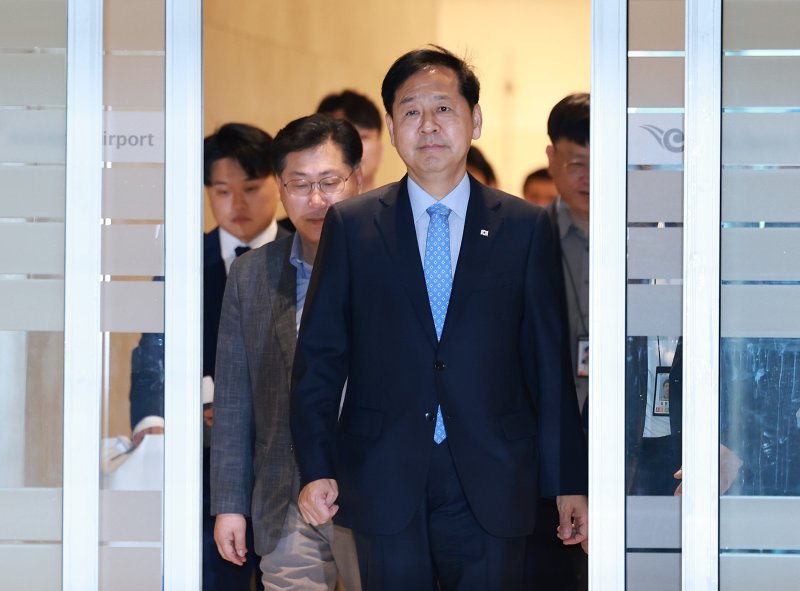 [인천공항=뉴시스] 이영환 기자 = 구윤철 경제부총리 겸 기획재정부 장관이 한미 관세협상을 위해 29일 오전 인천국제공항 제2여객터미널을 통해 미국 워싱턴D.C.로 출국하고 있다. 2025.07.29. 20hwan@newsis.com