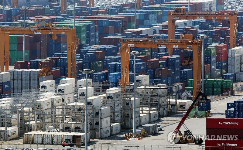 경기도 평택항에 쌓인 컨테이너 (출처=연합뉴스)