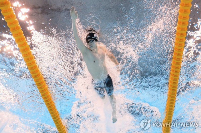 28일 열린 남자 자유형 200ｍ 준결승에서 역영하는 황선우. (출처=연합뉴스)