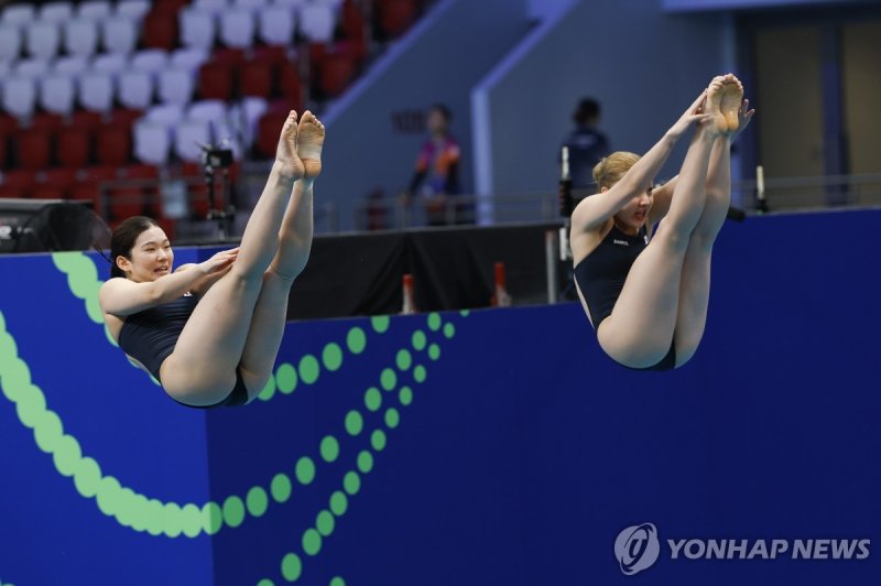 다이빙 여자 3ｍ 싱크로 예선 경기를 펼치는 이예주(왼쪽)와 정다연. (출처=연합뉴스)