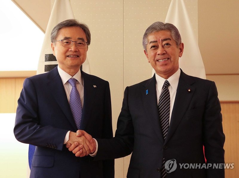 악수하는 한-일 외교장관 (출처=연합뉴스)