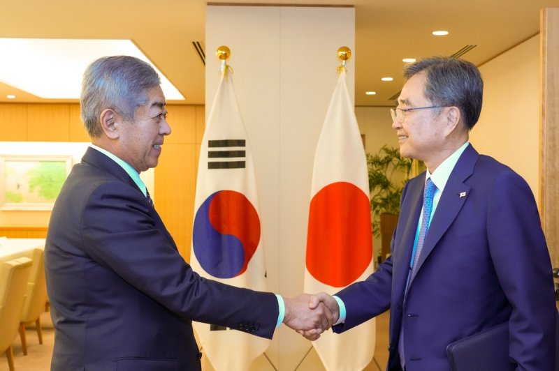 조현 장관과 이와야 외무상 (출처=연합뉴스)