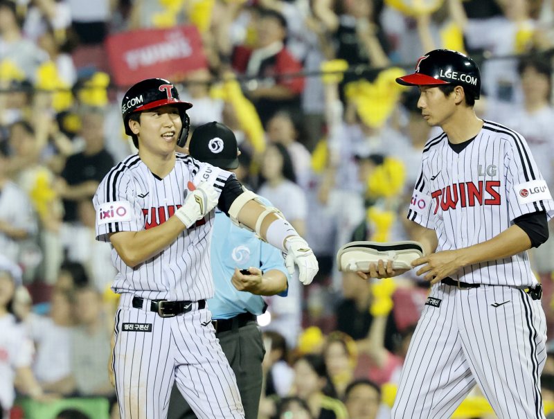 [서울=뉴시스] 김진아 기자 = 29일 서울 송파구 잠실야구장에서 열린 2025 KBO리그 kt wiz와 LG 트윈스의 경기, 8회말 무사 2,3루 LG 구본혁이 1타점 2루타를 친 후 기뻐하고 있다. 2025.07.29. bluesoda@newsis.com