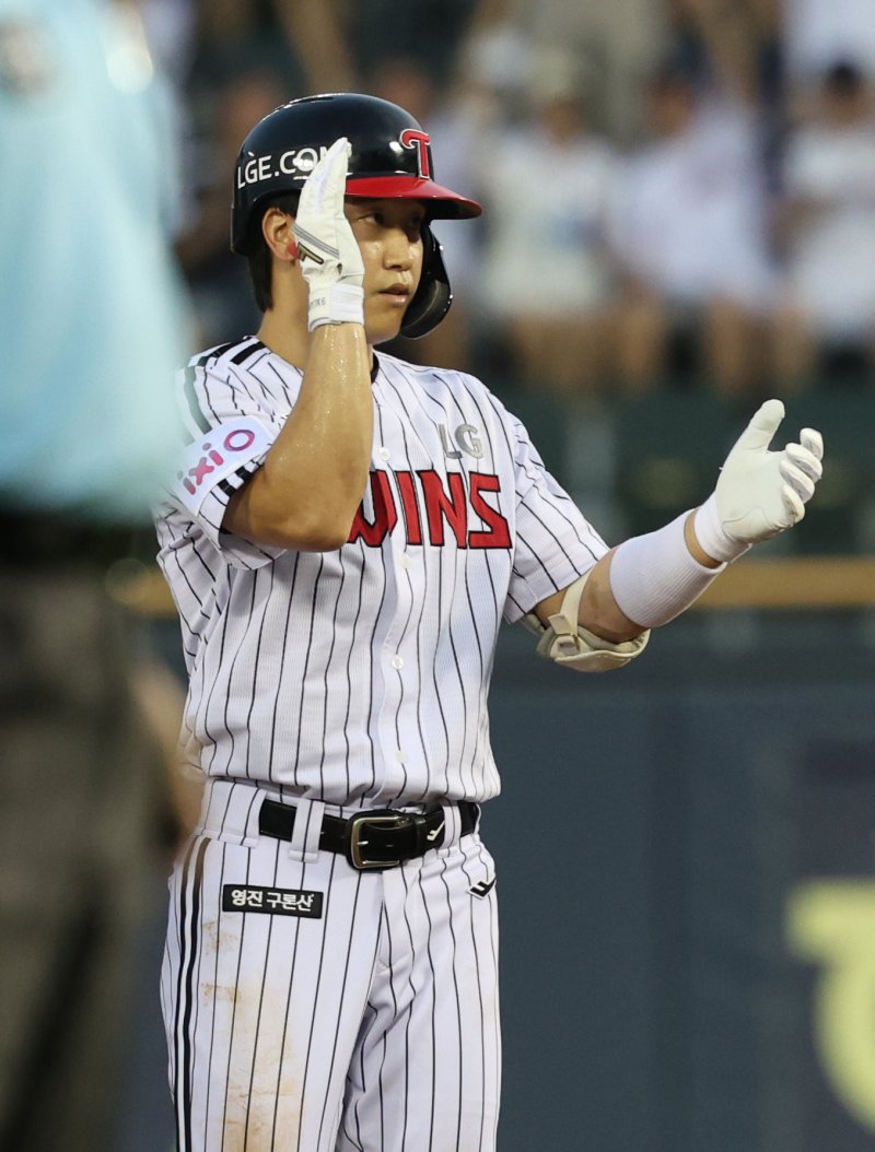 [서울=뉴시스] 김진아 기자 = 29일 서울 송파구 잠실야구장에서 열린 2025 KBO리그 kt wiz와 LG 트윈스의 경기, 3회말 2사 1,2루 LG 구본혁이 동점 2타점 적시 2루타를 친 뒤 기뻐하고 있다. 2025.07.29. bluesoda@newsis.com