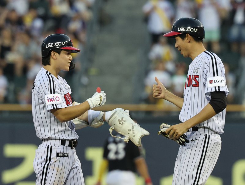 [서울=뉴시스] 김진아 기자 = 29일 서울 송파구 잠실야구장에서 열린 2025 KBO리그 kt wiz와 LG 트윈스의 경기, 3회말 2사 1,2루 LG 구본혁이 동점 2타점 적시 2루타를 친 뒤 기뻐하고 있다. 2025.07.29. bluesoda@newsis.com