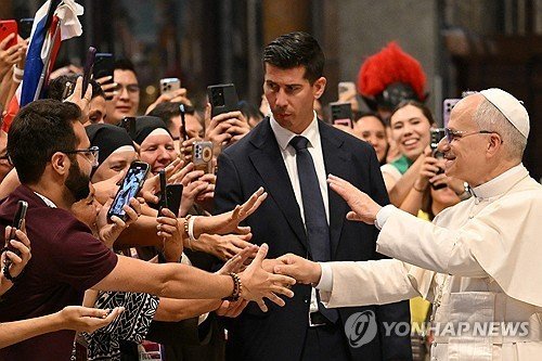 29일(현지시간) 디지털 선교사 및 인플루언서들 만난 레오 14세 (출처=연합뉴스)