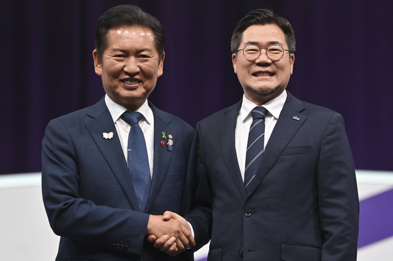 정청래·박찬대 더불어민주당 당 대표 후보들이 29일 서울 마포구 MBC에서 열린 TV 토론회에 참석해 기념 촬영하고 있다. 뉴스1